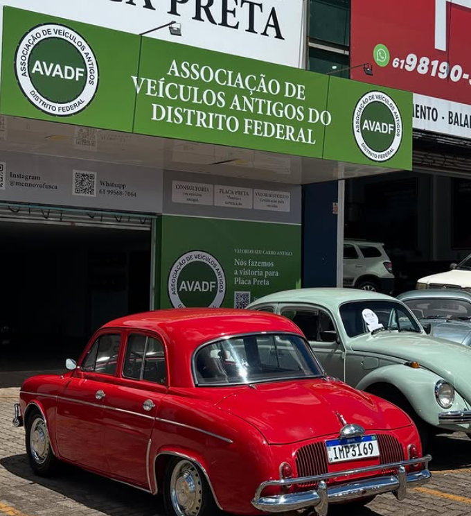 Carro clássico com placa preta de coleção em Brasília